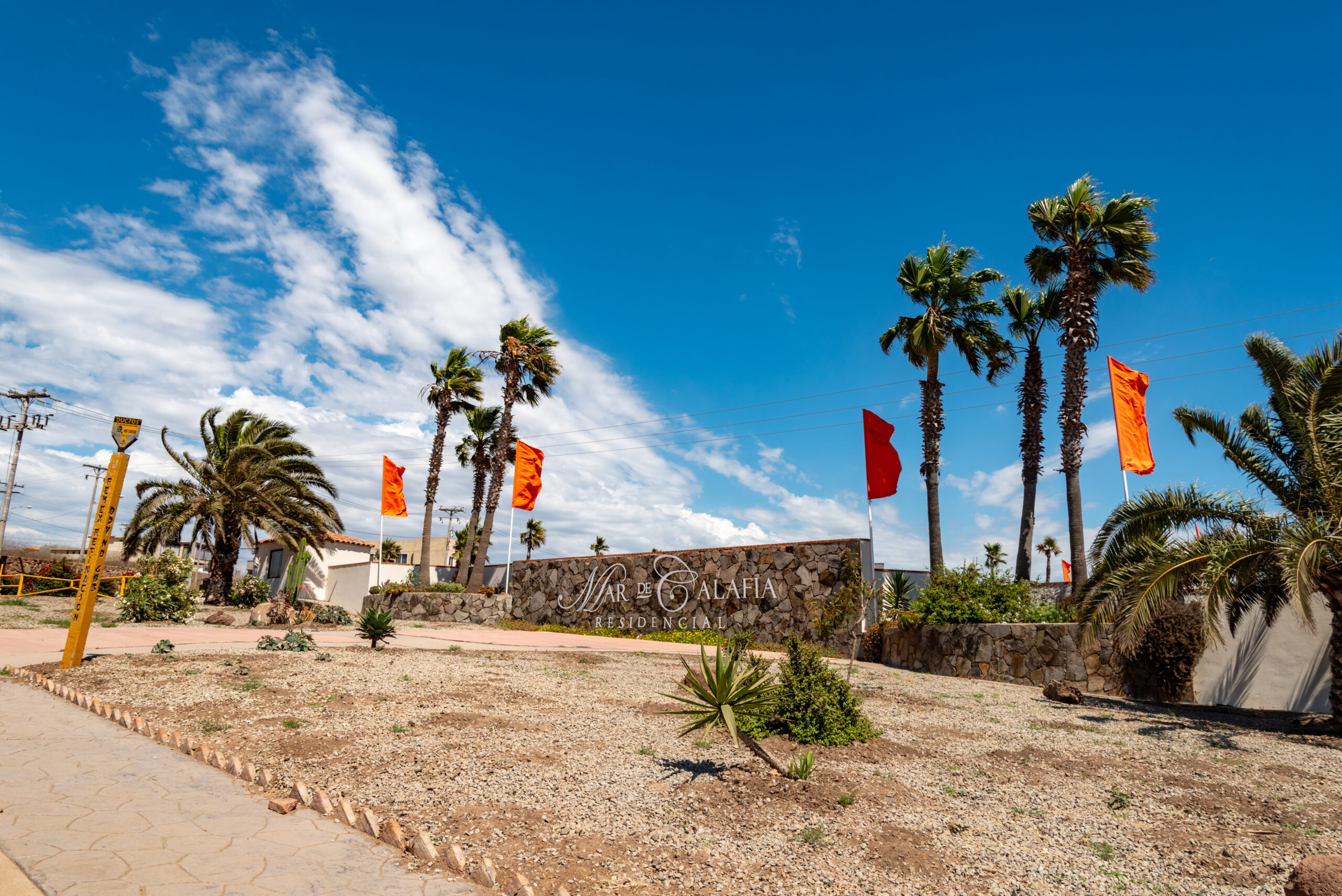 Casa y Terreno: Imagen de Lugar Residencial entre Palmeras Casa y Terreno: Lugar Residencial entre Palmeras
